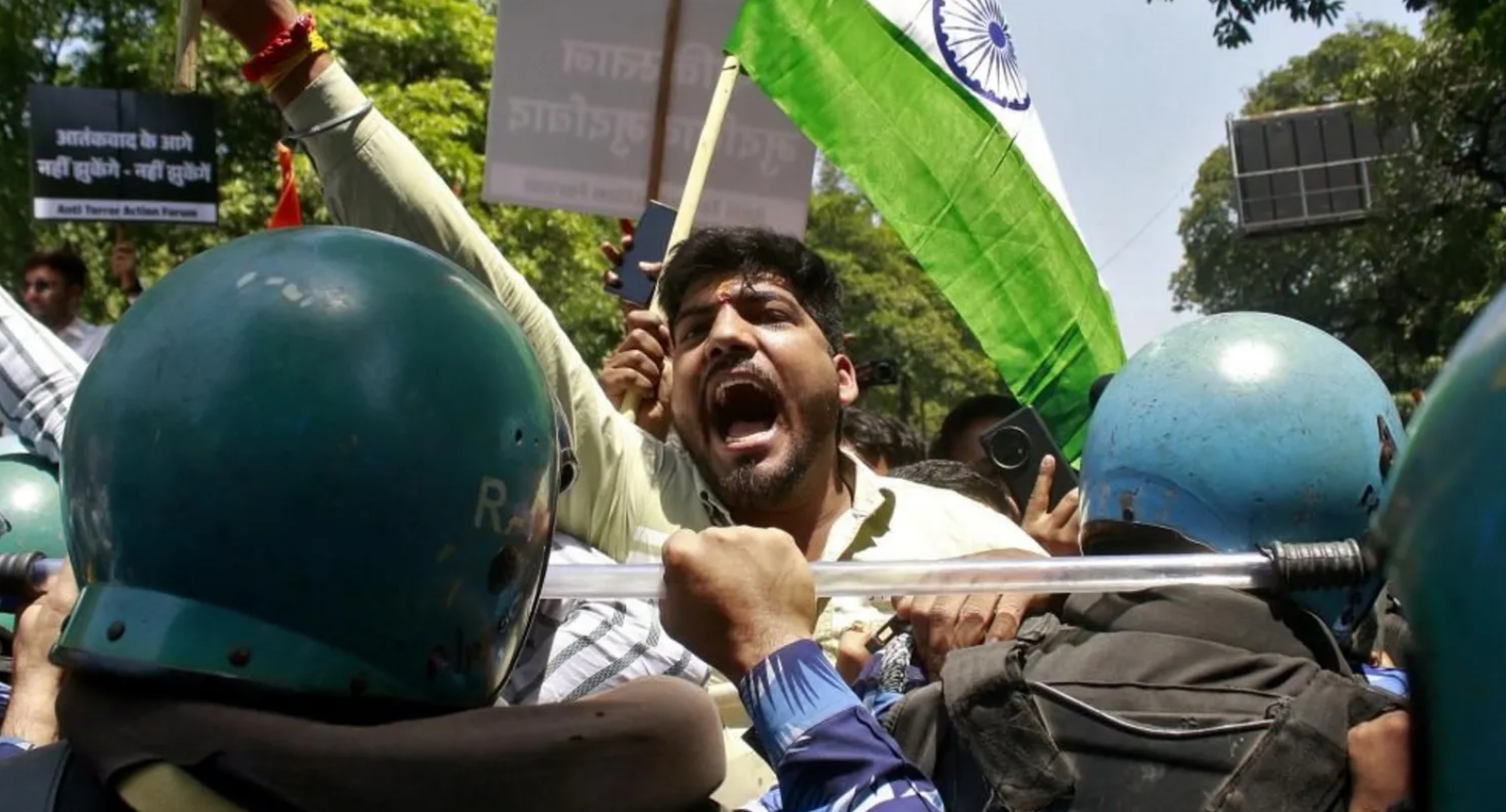 Pakistan Suspends Tourist Visas for Indians After Kashmir Attack – Tensions Escalate